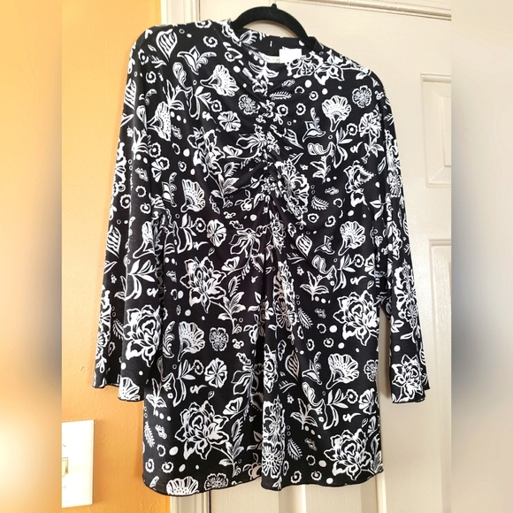 🆕️Ladies lightweight top​ - Picture 1 of 10